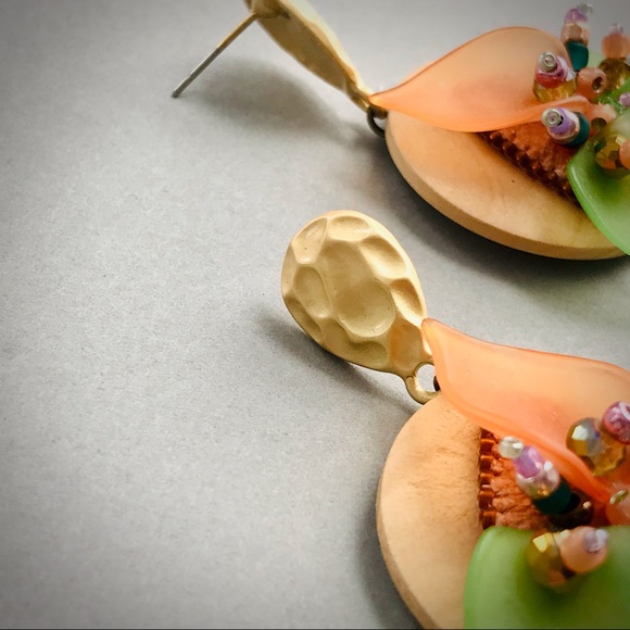 Earrings with a wood floral pendant - Picture 8 of 16